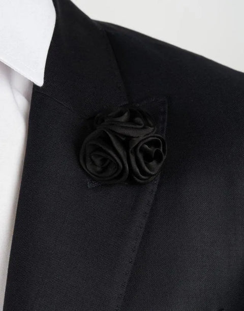 Kleine schwarze Blumenboutonnière