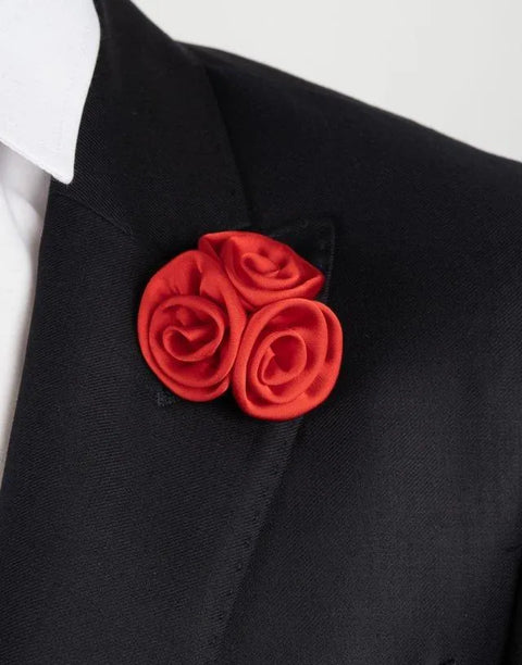Kleine rote Blumenboutonnière