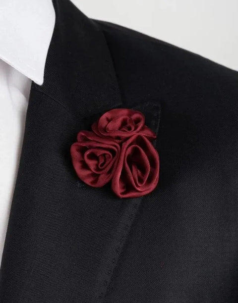 Kleine bordeauxfarbene Blumenboutonnière